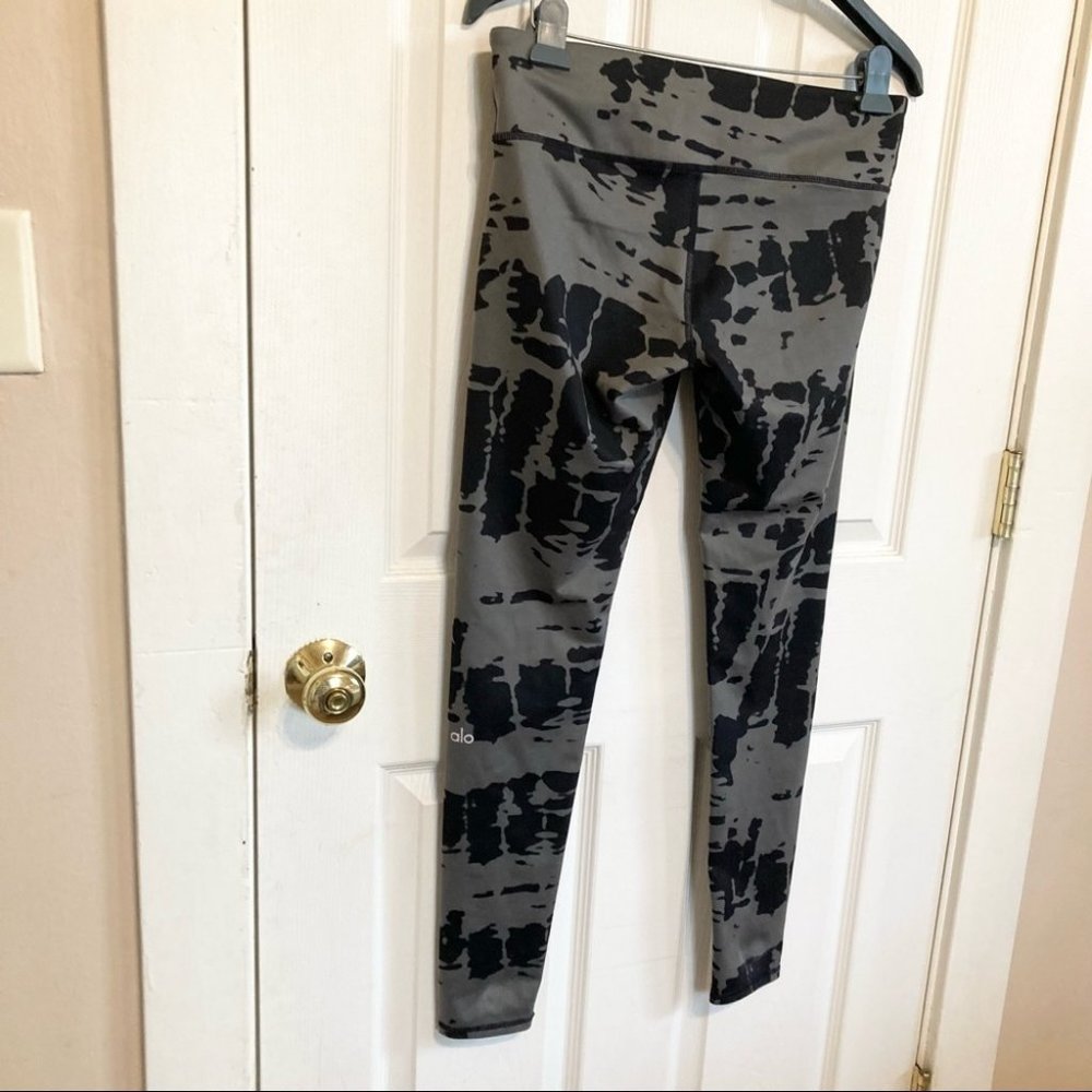 ALO Yoga Airbrush Leggings in Black Tie Dye Size Medium - Picture 8 of 10